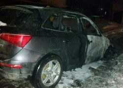 Дорогой кроссовер Audi Q5 сгорел в Шахтах в результате поджога Дорогой кроссовер Audi Q5 сгорел в Шахтах в результате поджога