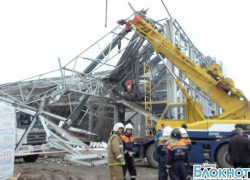В Аксае обрушилась кровля строящегося автосалона В Аксае обрушилась кровля строящегося автосалона