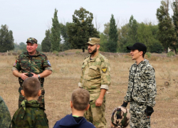 Штурм высоты с условным противником: казаки общества «Александровск-Грушевское» провели боевую тренировку в полевых условиях Штурм высоты с условным противником: казаки общества «Александровск-Грушевское» провели боевую тренировку в полевых условиях