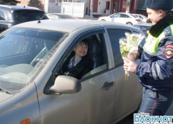 В Шахтах поздравили автолюбительниц В Шахтах поздравили автолюбительниц