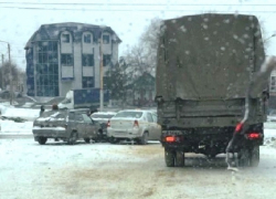 Гололед принес сразу несколько массовых аварий в Шахтах Гололед принес сразу несколько массовых аварий в Шахтах