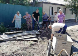 На субботнике шахтинцы собрали мусор, траву и выровняли грунтовые дороги На субботнике шахтинцы собрали мусор, траву и выровняли грунтовые дороги