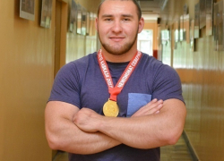 В чемпионате по пауэрлифтингу 100 килограммовый спортсмен-шахтинец завоевал золотую медаль В чемпионате по пауэрлифтингу 100 килограммовый спортсмен-шахтинец завоевал золотую медаль