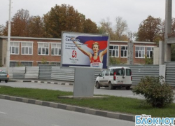 На Шахтинской Аллее чемпионов хулиганы порезали три баннера На Шахтинской Аллее чемпионов хулиганы порезали три баннера