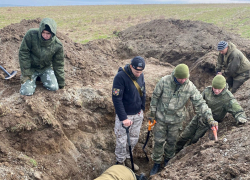 Вахта памяти: поисковики поднимают останки погибших бойцов Вахта памяти: поисковики поднимают останки погибших бойцов