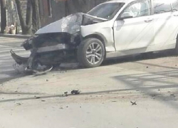 В Шахтах BMW не удержался на дороге и впечатался в столб В Шахтах BMW не удержался на дороге и впечатался в столб