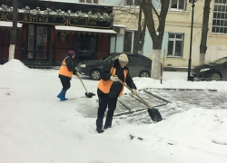 Шахтинцы пришли в восторг от дворников, убирающих снег в центре города Шахтинцы пришли в восторг от дворников, убирающих снег в центре города