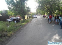 В Шахтах 20-летний водитель «ВАЗ-2107» врезался в столб и дерево: 1 погиб, 2 травмированы В Шахтах 20-летний водитель «ВАЗ-2107» врезался в столб и дерево: 1 погиб, 2 травмированы