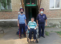 Казаки на руках выносят на прогулки инвалида-колясочника Казаки на руках выносят на прогулки инвалида-колясочника