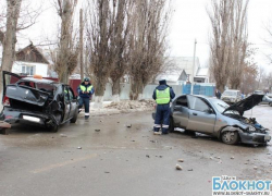 В Каменске-Шахтинском таксист спровоцировал тройное ДТП В Каменске-Шахтинском таксист спровоцировал тройное ДТП