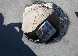 Машины попадают в ловушки из сломанных люков, брошенных дорожниками на проспекте Чернокозова в Шахтах Машины попадают в ловушки из сломанных люков, брошенных дорожниками на проспекте Чернокозова в Шахтах