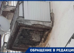 На Победе Революции в Шахтах рушатся балконы На Победе Революции в Шахтах рушатся балконы