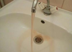 В шахтинской гинекологии из крана течёт ржавая вода В шахтинской гинекологии из крана течёт ржавая вода