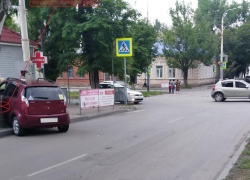 От столкновения с «Рено» водитель «Чери» врезался в дерево в Шахтах От столкновения с «Рено» водитель «Чери» врезался в дерево в Шахтах