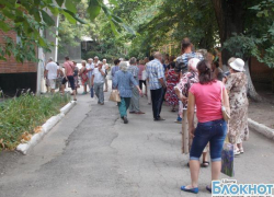 Жители города Шахты простаивают многочасовые очереди, пытаясь оплатить квитанции «Ростелекома» Жители города Шахты простаивают многочасовые очереди, пытаясь оплатить квитанции «Ростелекома»
