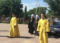 В Шахтах проходит торжественная литургия, посвященная 1000-летию со дня представления святого князя Владимира В Шахтах проходит торжественная литургия, посвященная 1000-летию со дня представления святого князя Владимира