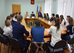 Вновь избранным депутатам Молодёжного парламента в Шахтах вручили удостоверения Вновь избранным депутатам Молодёжного парламента в Шахтах вручили удостоверения