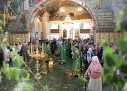 В канун дня Святой Троицы всенощное бдение прошли в кафедральном соборе в Шахтах В канун дня Святой Троицы всенощное бдение прошли в кафедральном соборе в Шахтах