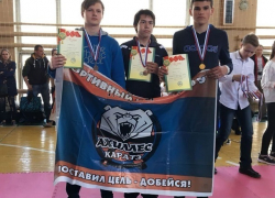 Двенадцать медалей привезли шахтинские каратисты с Кубка атамана М. И. Платова Двенадцать медалей привезли шахтинские каратисты с Кубка атамана М. И. Платова