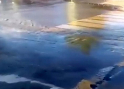 Порыв воды в центре города затопил всю округу Порыв воды в центре города затопил всю округу