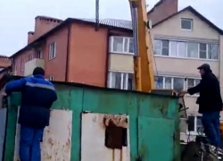 С помощью подъёмного крана шахтинские зоозащитники вызволили из-под гаража щенков С помощью подъёмного крана шахтинские зоозащитники вызволили из-под гаража щенков