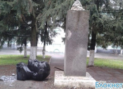 В Шахтах неизвестные разгромили памятник Ленину на территории горбольницы В Шахтах неизвестные разгромили памятник Ленину на территории горбольницы