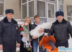 Полицейский вручили детское автокресло родителям новорожденной, попавшим в затор на трассе Полицейский вручили детское автокресло родителям новорожденной, попавшим в затор на трассе