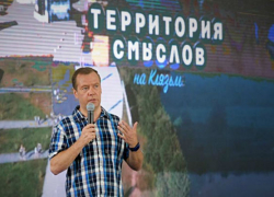Недовольных низкой зарплатой учителей Дмитрий Медведев послал в бизнес Недовольных низкой зарплатой учителей Дмитрий Медведев послал в бизнес
