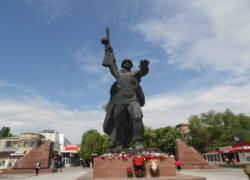 Шахтинцы возложили цветы к памятнику Солдата-освободителя и Мемориалу в Александровском парке Шахтинцы возложили цветы к памятнику Солдата-освободителя и Мемориалу в Александровском парке