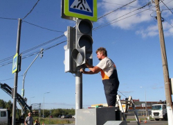 Неизвестные разобрали на запчасти недавно установленный светофор в центре города Неизвестные разобрали на запчасти недавно установленный светофор в центре города