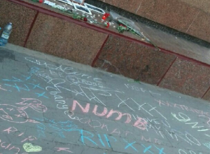 В память американского рэпера подростки разрисовали площадь перед «Солдатом» в Шахтах В память американского рэпера подростки разрисовали площадь перед «Солдатом» в Шахтах