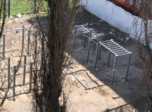 На месте стихийной свалки в Шахтах появилась новая спортплощадка, но мусор убрать забыли На месте стихийной свалки в Шахтах появилась новая спортплощадка, но мусор убрать забыли