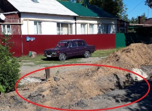 Из-за раскопанного водопровода полгода не может подъехать к собственному дому жительница Шахт Из-за раскопанного водопровода полгода не может подъехать к собственному дому жительница Шахт