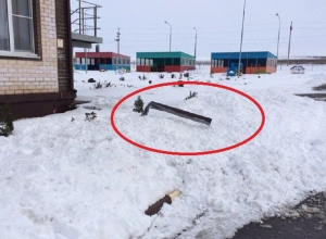 Снег с крыши детского сада рухнул на пешеходную дорожку в Каменоломнях под Шахтами Снег с крыши детского сада рухнул на пешеходную дорожку в Каменоломнях под Шахтами