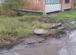 «Мы вынуждены ходить по болотам и ездить в окружении чудо-веток», - возмущена качеством ремонта жительница Шахт «Мы вынуждены ходить по болотам и ездить в окружении чудо-веток», - возмущена качеством ремонта жительница Шахт