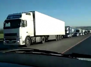 Большая пробка образовалась на трассе недалеко от Шахт Большая пробка образовалась на трассе недалеко от Шахт