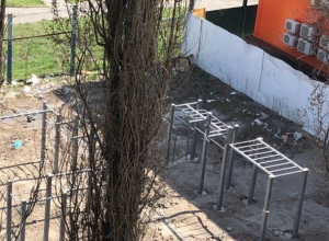 После публикации в «Блокноте Шахты» проход на стадион закрыли, но мусор остался После публикации в «Блокноте Шахты» проход на стадион закрыли, но мусор остался