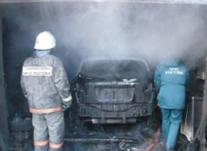 Днем под Шахтами в Каменоломнях сгорел гараж Днем под Шахтами в Каменоломнях сгорел гараж