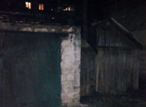Неизвестные подожгли три гаража на Рождество в Шахтах Неизвестные подожгли три гаража на Рождество в Шахтах