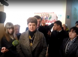 Громким скандалом сопровождалась встреча шахтинцев с властями в школе в посёлке Петровка Громким скандалом сопровождалась встреча шахтинцев с властями в школе в посёлке Петровка
