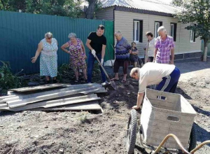 На субботнике шахтинцы собрали мусор, траву и выровняли грунтовые дороги На субботнике шахтинцы собрали мусор, траву и выровняли грунтовые дороги