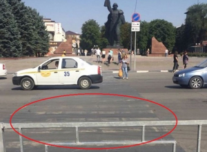 Несмотря на закрытый забором переход шахтинцы продолжают идти по дороге Несмотря на закрытый забором переход шахтинцы продолжают идти по дороге