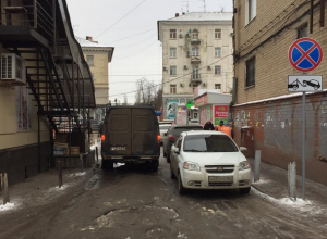 Единственный подъезд к дому №99 на проспекте Победы Революции в Шахтах заставлен машинами. Единственный подъезд к дому №99 на проспекте Победы Революции в Шахтах заставлен машинами.