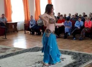 Юные танцовщицы и гимнастки выступили в Шахтинском психоневрологическом интернате Юные танцовщицы и гимнастки выступили в Шахтинском психоневрологическом интернате