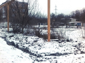 «Реки» питьевой воды заливают переулок Студенческий в Шахтах «Реки» питьевой воды заливают переулок Студенческий в Шахтах