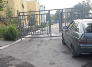 Открытый люк брошен на дороге в детский сад в Шахтах Открытый люк брошен на дороге в детский сад в Шахтах