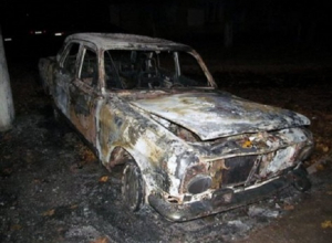 Автомобиль «Волга» сгорел под Шахтами Автомобиль «Волга» сгорел под Шахтами