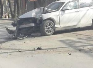 В Шахтах BMW не удержался на дороге и впечатался в столб В Шахтах BMW не удержался на дороге и впечатался в столб
