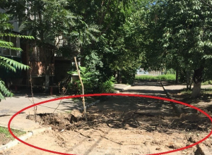 Большая яма встречает жителей Шахт прямо около подъезда Большая яма встречает жителей Шахт прямо около подъезда