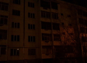 Пытаясь сделать свет, рабочие повредили кабель и обесточили целую улицу в Шахтах Пытаясь сделать свет, рабочие повредили кабель и обесточили целую улицу в Шахтах